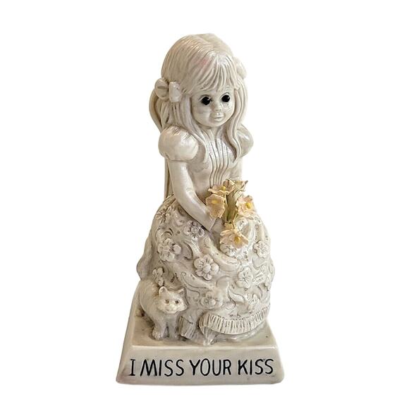 VTG R & W Berries Co I Miss Your Kiss 1971 Girl Knick Knack Figurine 9040 - Picture 1 of 10